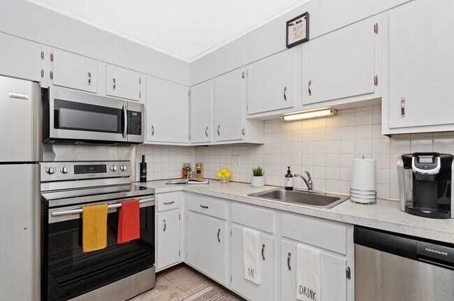 Kitchen with new appliances - 100 Grand View Ave
