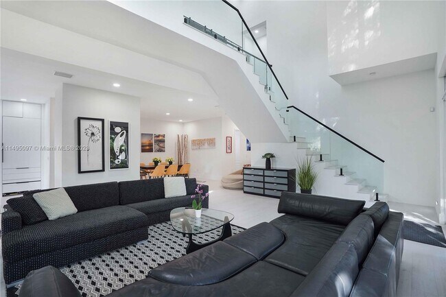 Building Photo - 9550 SW 73rd Ave