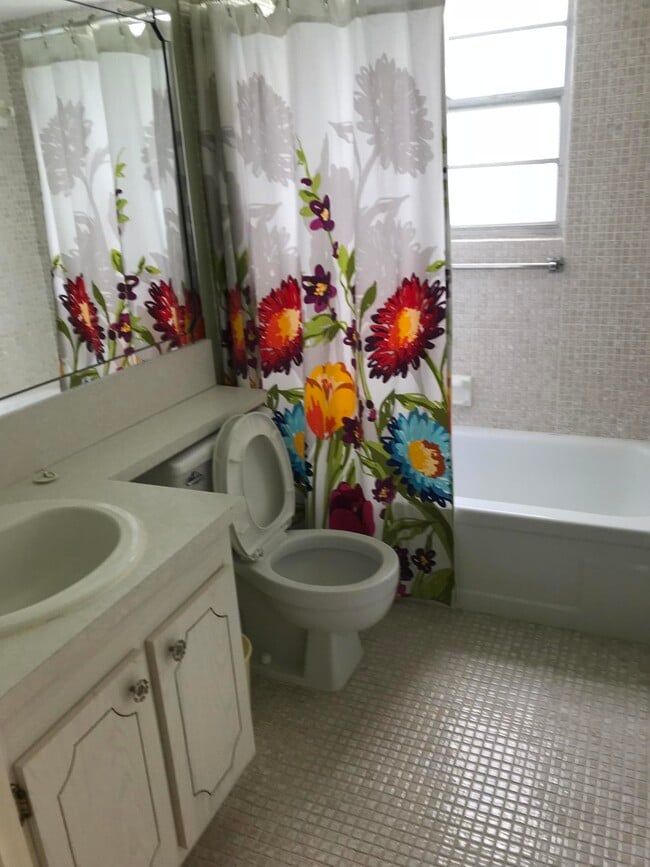 Building Photo - 229 Fanshaw F