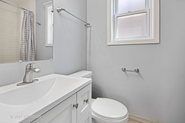 Building Photo - 6140 N Winthrop Ave, Unit D, Chicago, IL 6...