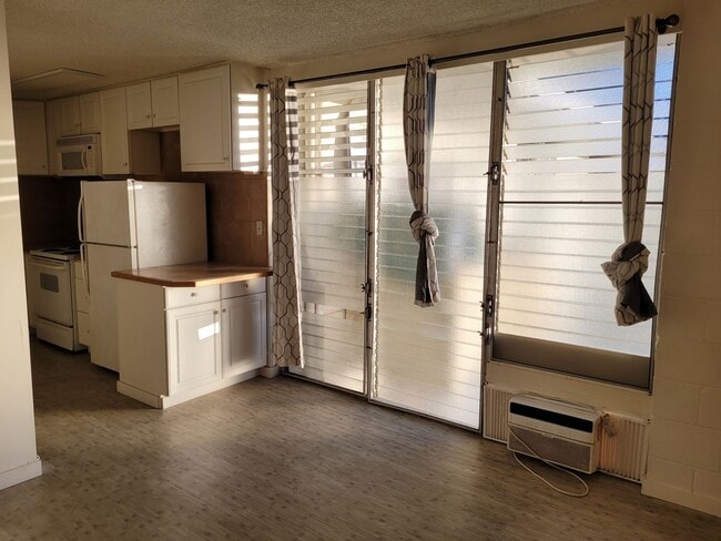 Photo - Great Location! Studio, 1 bath, 1 pkg w/Lanai. 300sqft unit . $1600 House