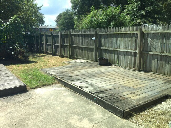 Building Photo - 3 BED / 2.5 BATH TOWNHOME