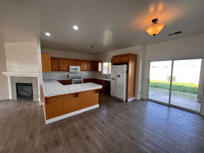 Foto del edificio - Available Now