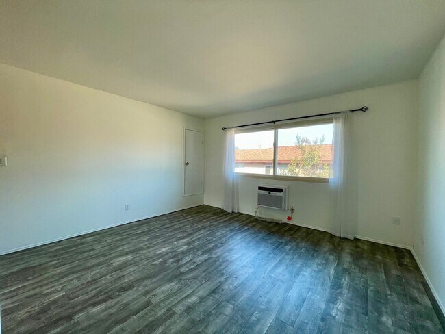 Building Photo - Gorgeous 2 Bedroom 1 Bathroom Condo in the...
