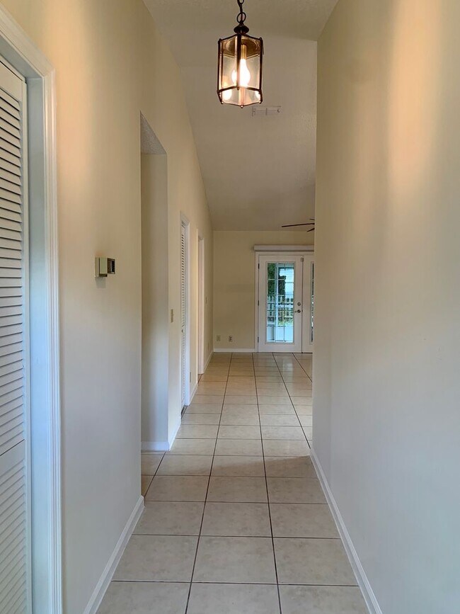 Building Photo - 2BR/2BA Duplex in Lakemont