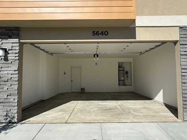 Building Photo - Beautiful FOUR Bedroom Home!