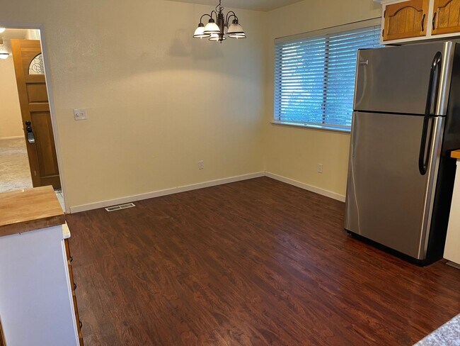 Building Photo - Cozy 3-Bedroom Home with Deck and Pet-Frie...
