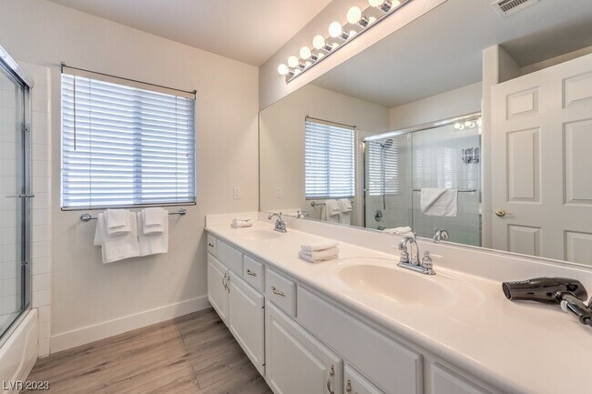 Foto del edificio - 9124 Sapphire Ridge Ave