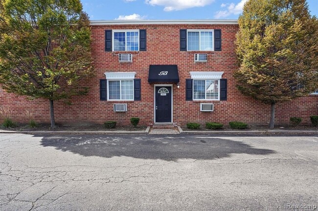 Building Photo - 2405 Torquay Ave