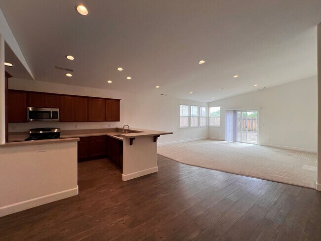 Foto del edificio - Large 4 bedroom home located in Green Valley Ranch, Fernley
