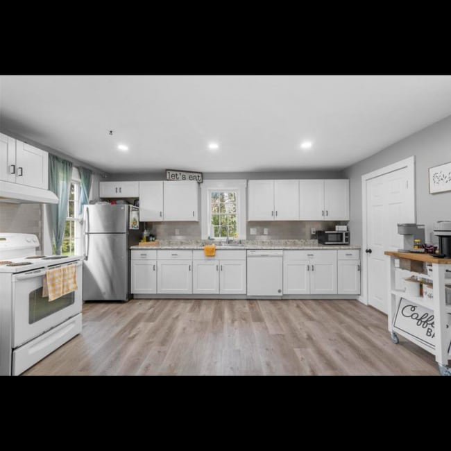 Building Photo - 15 Hackmatack St