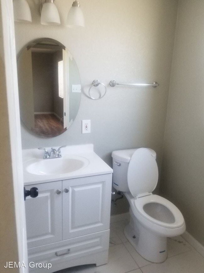 Building Photo - 1734-1738 W Glenrosa Ave