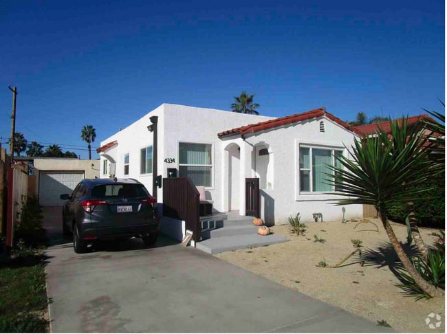 Front house with double parking space - 4334 Swift Ave