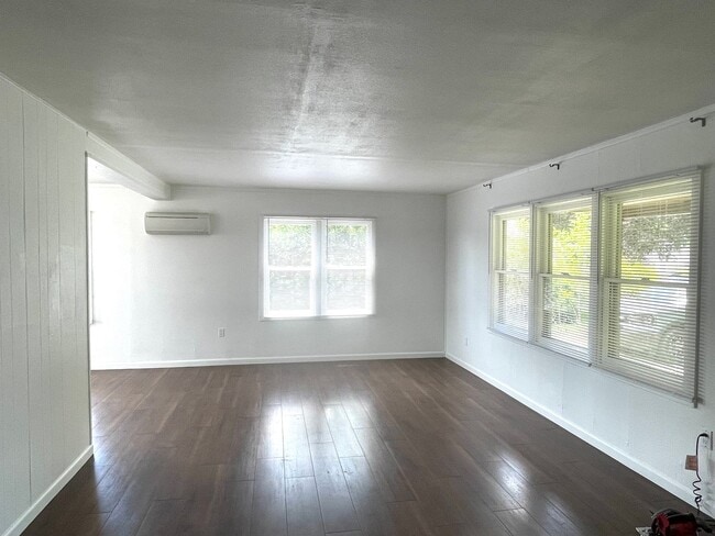 Foto del edificio - Completely Remodeled Three Bedroom One Bat...