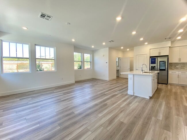 Building Photo - Gorgeous Townhome in Fremont's Niles Neigh...