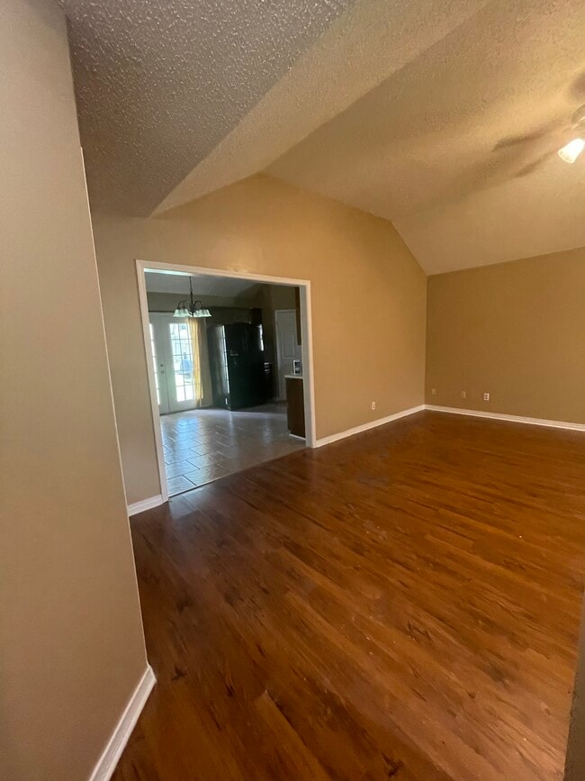 Building Photo - 9025 Cedar Ridge Dr