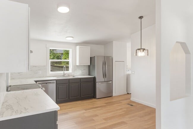 Building Photo - 3 Bedroom, 2 Bathroom Home