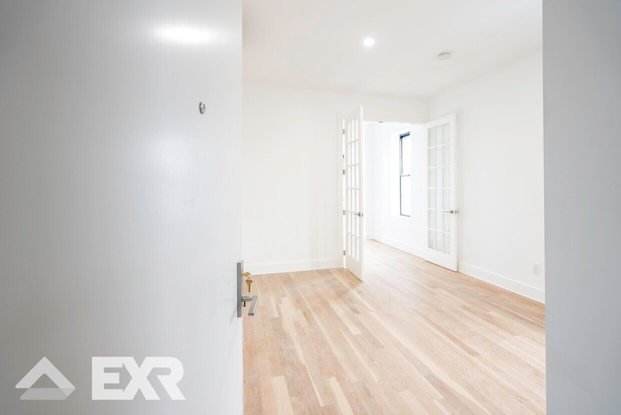 Foto principal - 847 Knickerbocker Ave