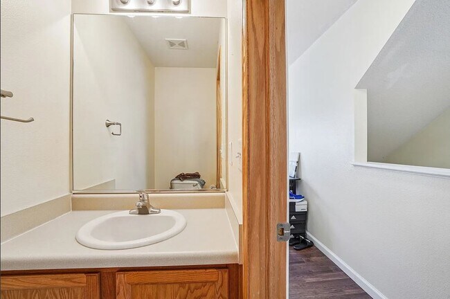 Medio baño en la planta principal - 8302 Westown Pky
