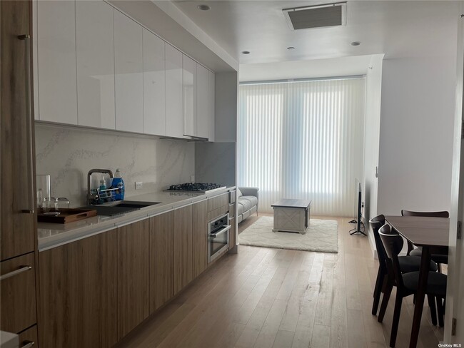 Foto del edificio - 136-18 Maple Ave