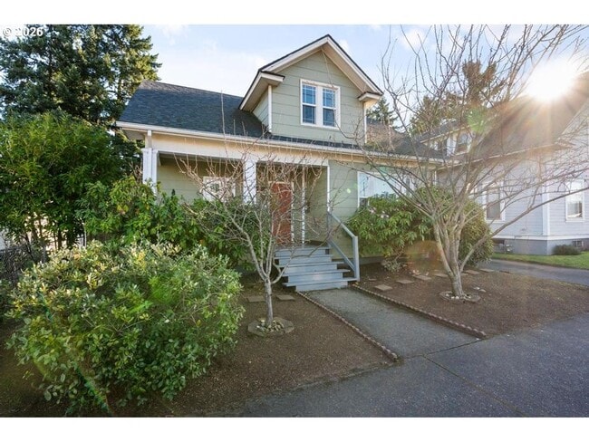 Building Photo - Classic Portland bungalow in Northeast Portland Available July 1st!