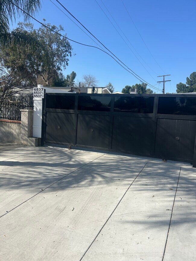 Foto del edificio - 6537 Valjean Ave
