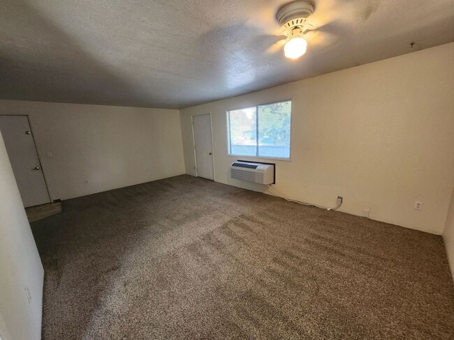 Foto del edificio - 2 Bed/1 Bath Apartment in NE Bend - Wichita Way