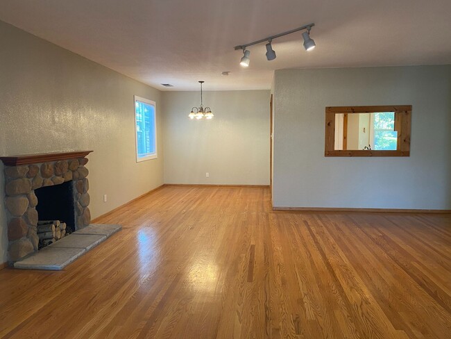 Building Photo - Stunning Three Bedroom House W/ Two Car Garage & Backyard!!