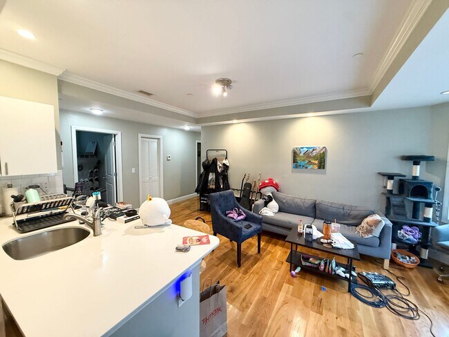 Foto del edificio - Great Deal and location - 4-bed, 1-bath in Allston