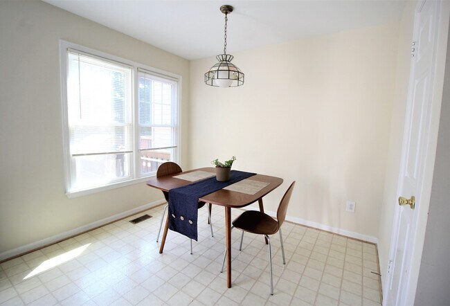 Foto del edificio - Fabulous Three Bedroom Three Level Townhome in the Heart of Kingstowne!