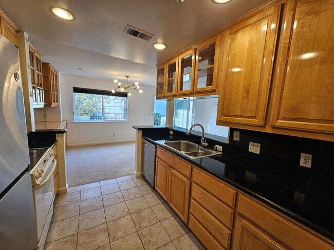 Foto del edificio - CLASSY CONDO - Spacious 1 Bed/1 Bath in Luxurious Setting - MENLO PARK