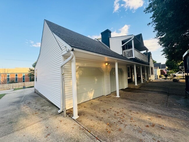 Building Photo - Stunning 8 bedroom House In Fantastic Neig...
