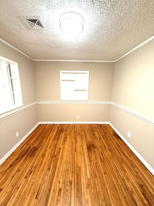 Building Photo - ** 3 bed 2 bath located off perry hill ** ...