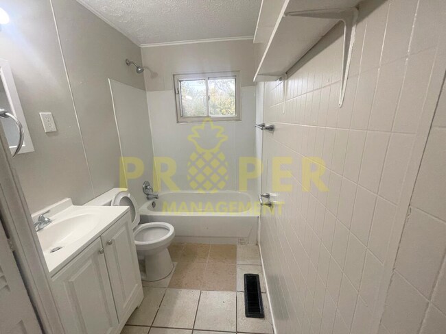 Building Photo - 3 bedrooms 1 bathrooms house for rent