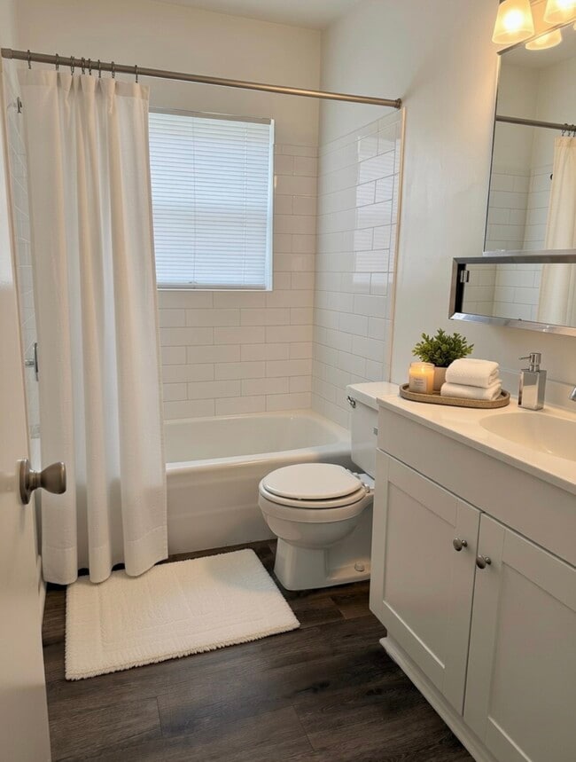 Building Photo - Granada Apartments & Townhomes