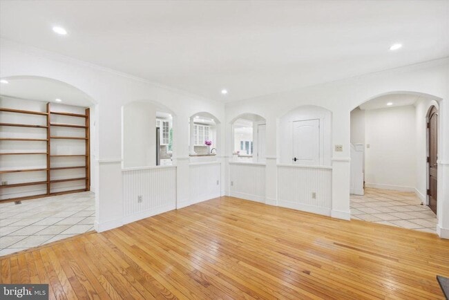 Building Photo - 832 Meadowview Rd