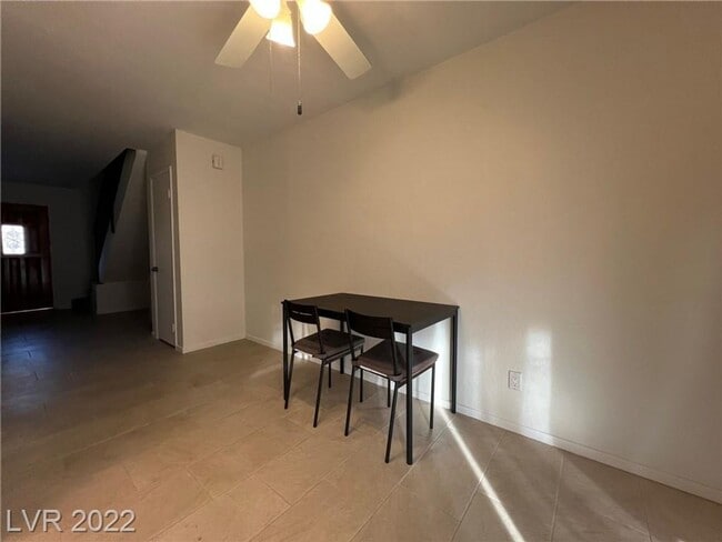 Foto del edificio - Immaculate two bedroom, two story town hom...
