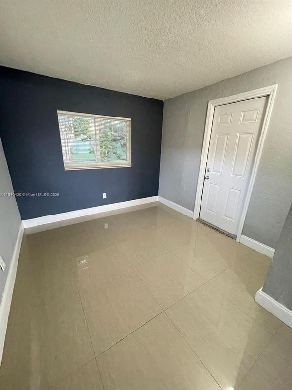 Foto del edificio - 2720 NW 2nd St