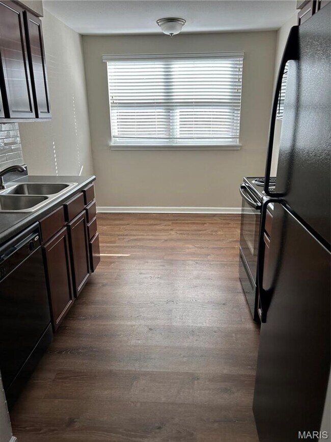 Foto del edificio - 1951 Greenpoint Dr