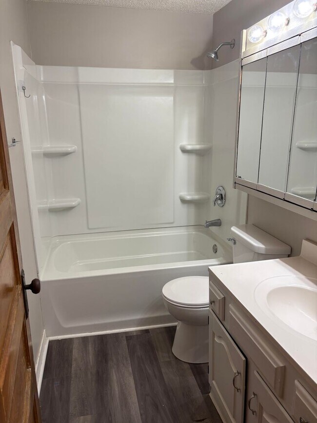 Foto del edificio - 4 Bedroom 2 Bath 1/2 Off First Months Rent!