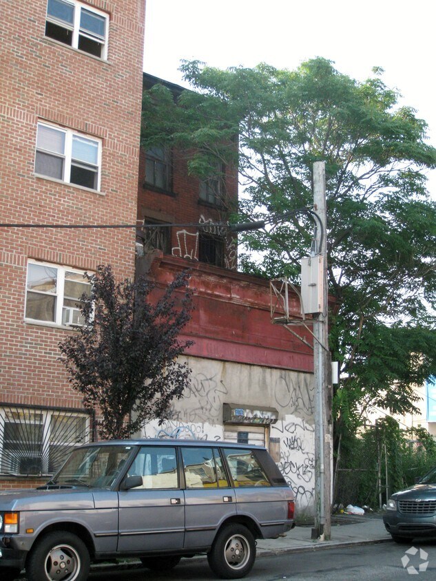 Building Photo - 982-984 Halsey St