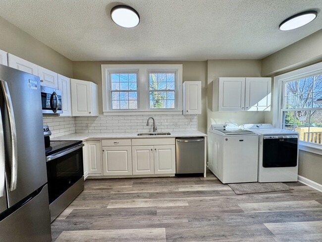 Building Photo - 706 6th St