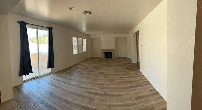 Building Photo - Large 5 bedroom / 2.5 Bathroom Perris Home