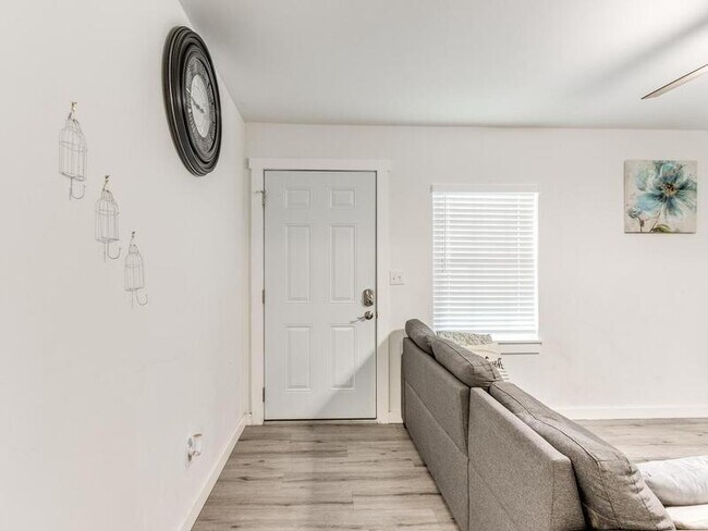 Building Photo - 425 Babb Dr