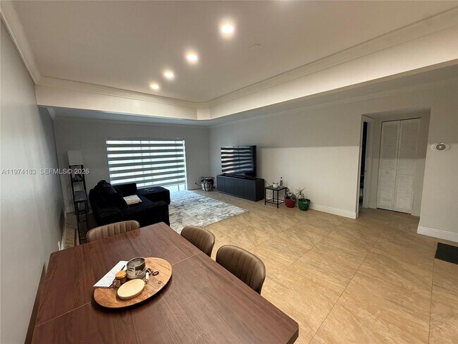 Foto del edificio - 6101 N Falls Cir Dr