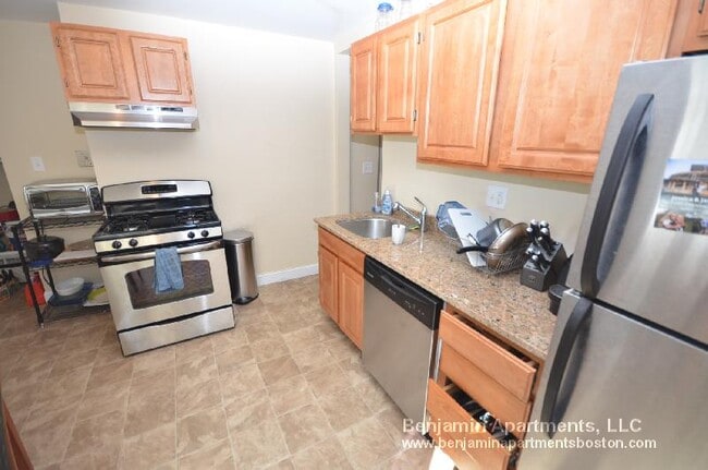 Building Photo - 861 E 1st St