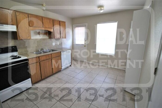 Building Photo - Charming & conveniently located 2-bed 1.5-...