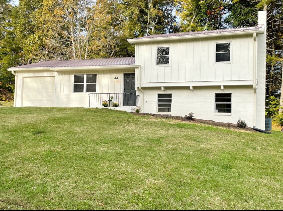 Primary Photo - 4 bed 2 bath home recently remodeled off o...