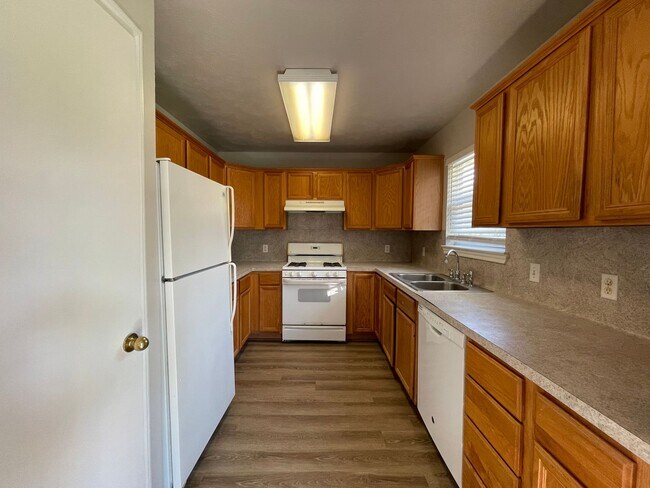 Foto del edificio - Updated 4 Bed, 3 Bath Home for Fall 2026 Move In!