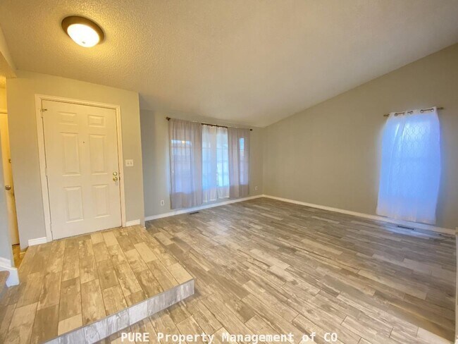 Foto del edificio - Large home in Highlands Ranch!! 4 bedrooms, 2 baths! 2-car garage!!